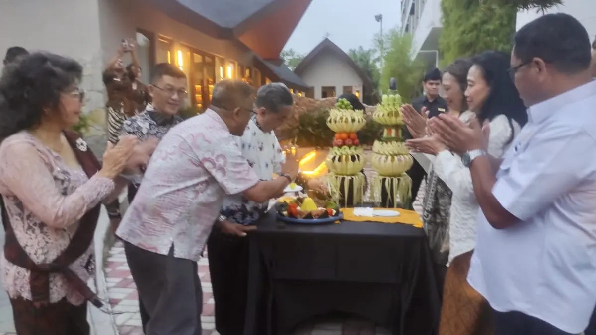 GM Batam View Andy Fong,Deputi Bidang Pemasaran Kementrian Parawisata Ni Made Ayu Marthini, Kepala Dinas Parawisata Kepri Hasan, Kadis Para wisata Batam Ardy winata, dan undangan membuka Sidjih Welness Village di Batam View Nongsa, Jumat (18/9). F Cecep Mulyana/Batam Pos