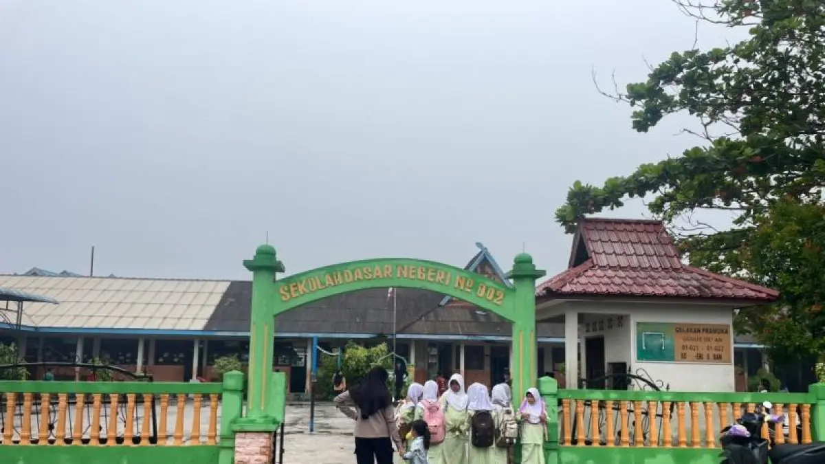 Pelajar SD di Natuna, Kepulauan Riau menunggu jemputan di depan sekolah pada Jumat (18/9/2026). ANTARA/Muhamad Nurman.