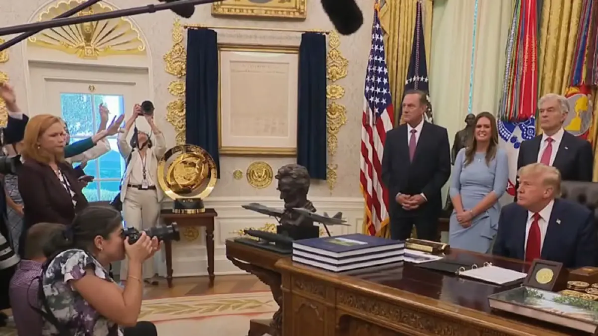 Presiden Amerika Serikat Donald Trump saat mengumumkan larangan CNN, MS NOW, dan Politico meliput dari Gedung Putih, Jumat (18/9/2026).
