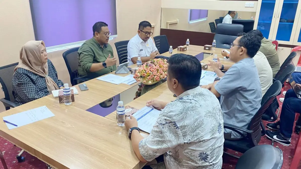 Rapat membahas penyelesaian persoalan 1.025 karyawan PT Ghim Li Indonesia antara Pemprov Kepri, Pemko Batam, dan pihak lain terakit, Jumat (18/9). Foto: M Sya’ban/Batam Pos