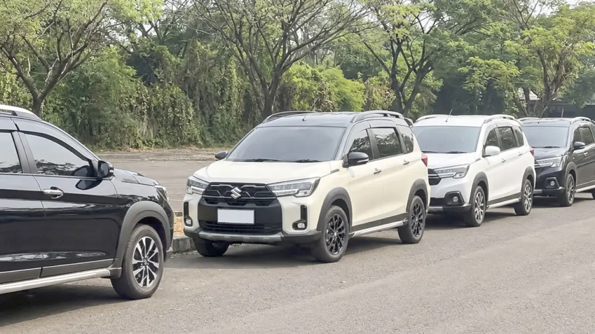 SENSOR dan kamera pada mobil Suzuki membantu pengemudi membaca jarak serta posisi kendaraan saat bermanuver di ruang terbatas. Foto-foto: SIS