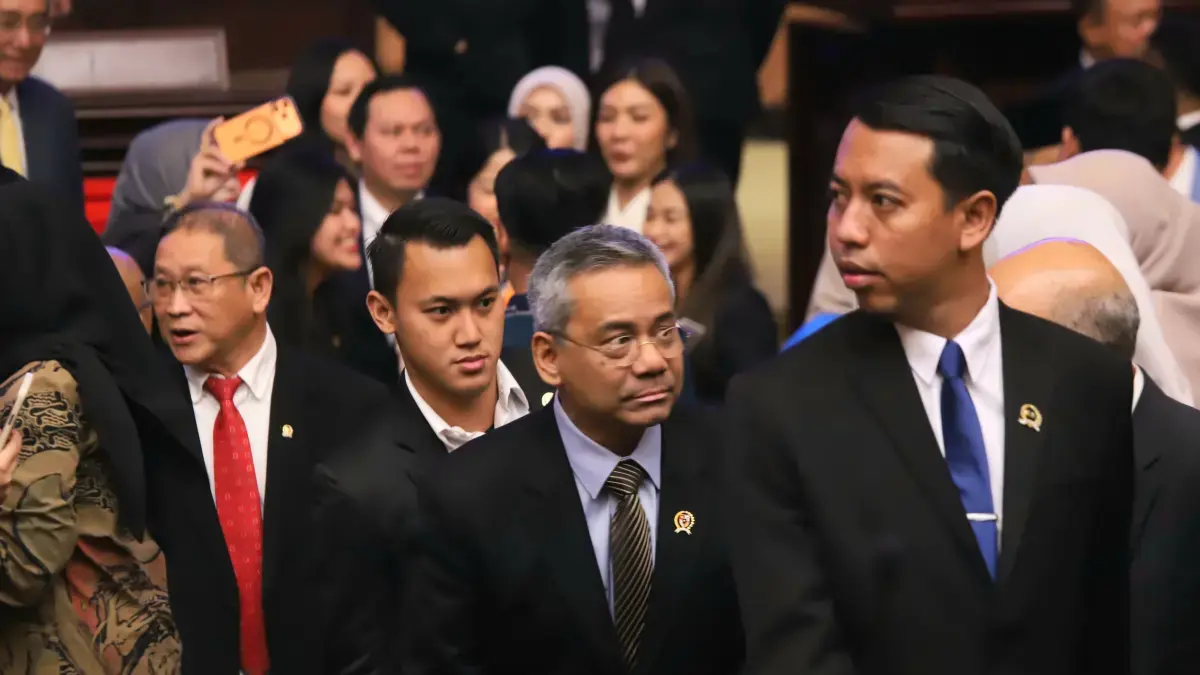 Menteri Keuangan Suahasil Nazara bersama Ketua DPD Sultan Bachtiar Najamudin menyampaikan keterangan pers usai Sidang Paripurna Luar Biasa ke-2 DPD Masa Persidangan I Tahun Sidang 2026-2027 di Kompleks Parlemen, Senayan, Jakarta, Rabu (16/9/2026). (JawaPos)
