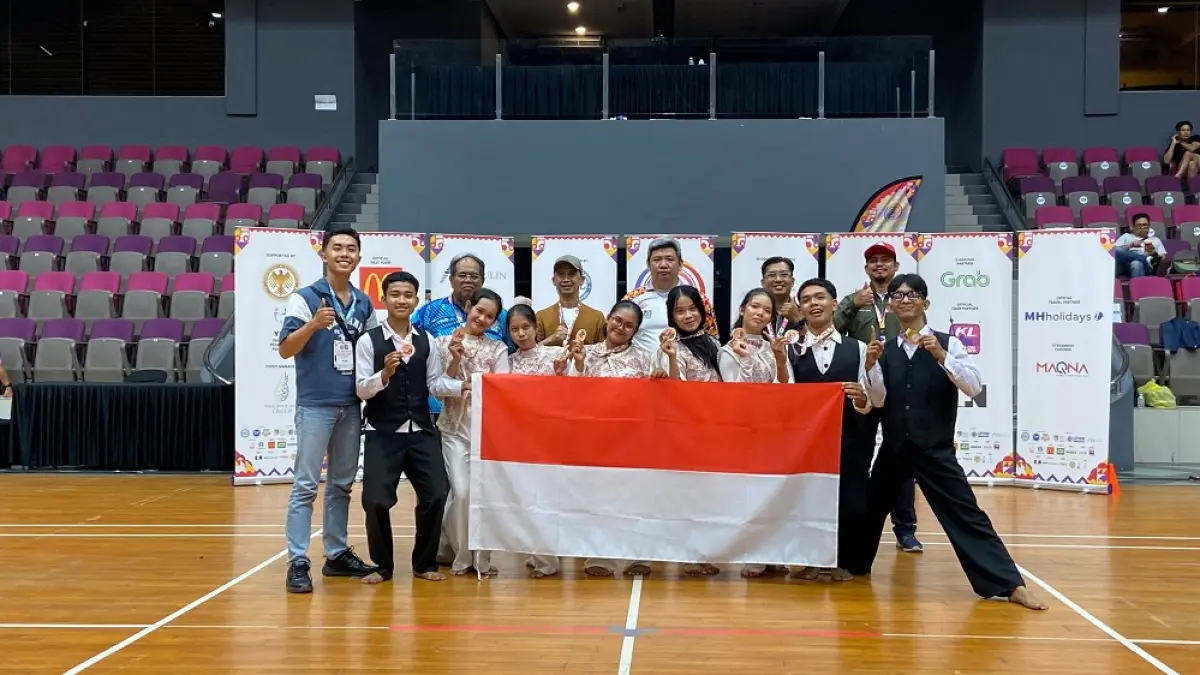 Pemain marching band SMKN 1 Batam berfoto bersama usai tampil pada Asian Music Games 2026 di Kuala Lumpur, Malaysia. Dengan personel terbatas, mereka sukses membawa pulang High Score Gold Medal, medali perak Battle, dan medali perunggu Ensemble. Foto: Istimewa