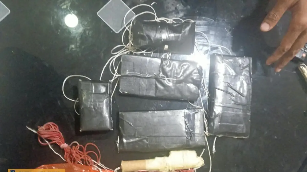 Barang bukti yang diamankan setelah tersangkut di pagar Lapas Narkotika Kelas IIA Tanjungpinang. F. Kiriman Lapas untuk Batam Pos