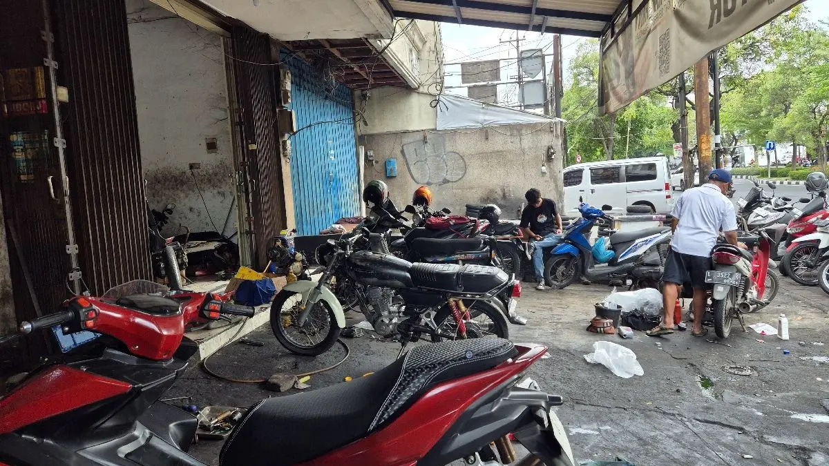Ilustrasi mekanik bengkel meperbaiki mesin motor brebet. (Novia Herawati/JawaPos.com)