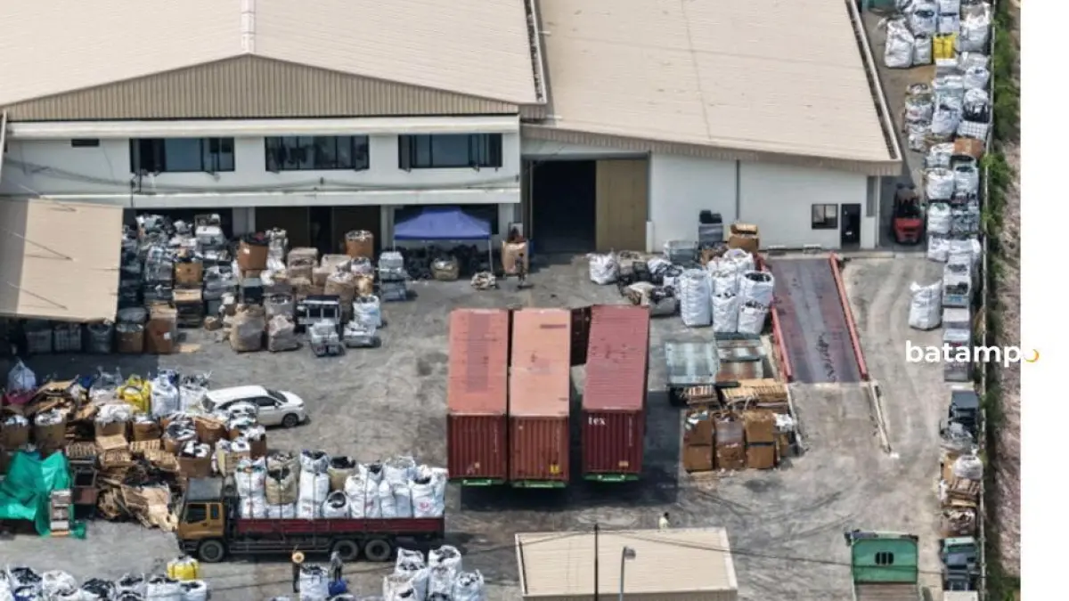 Kontainer-kontainer yang berada di dalam area PT Esun, yang diklaim oleh BAN merupakan limbah elektronik yang akan diekspor ke Malaysia. Foto: Dok. Basel Action Network