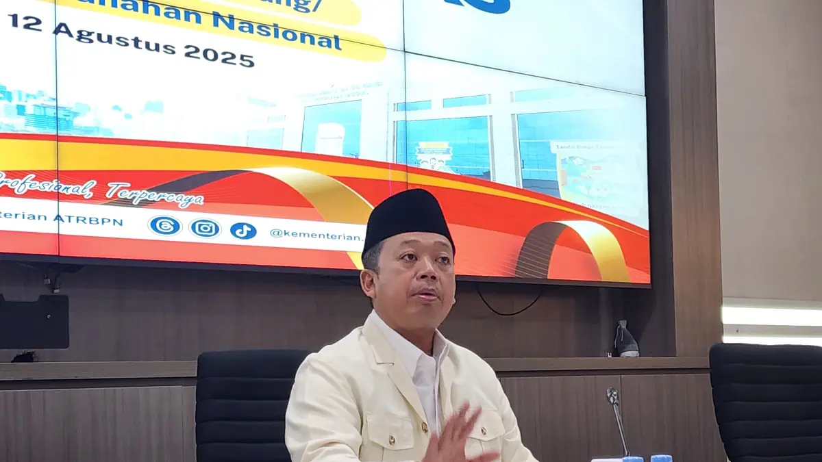 Menteri Agraria dan Tata Ruang (ATR)/Kepala Badan Pertanahan Nasional (BPN), Nusron Wahid saat konferensi pers di kantornya, Selasa (12/8). (Dimas Choirul/JawaPos.com)