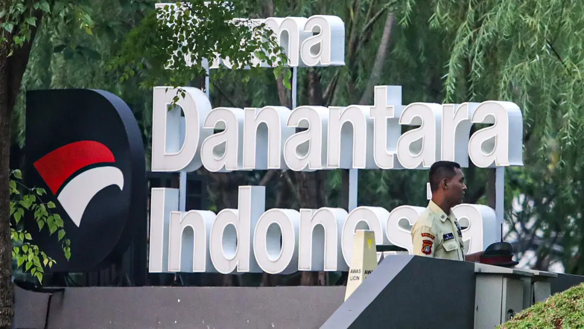 Petugas berjaga di depan logo Danantara di Jakarta, Kamis (11/6/2026). (Jawa Pos)