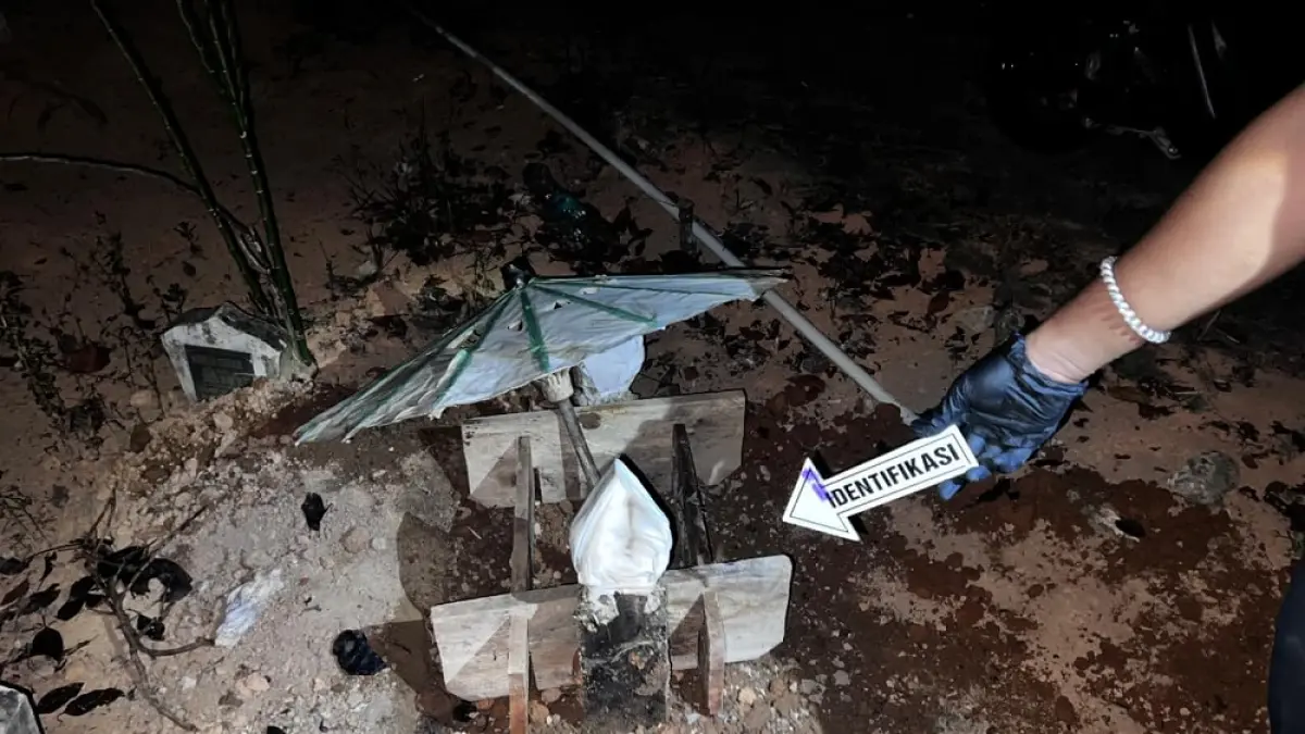 Polisi melakukan olah TKP di makam bayi di Km 20 Kelurahan Gunung Lengkuas, Kecamatan Bintan Timur. F. Kiriman Polsek Bintan Timur untuk Batam Pos