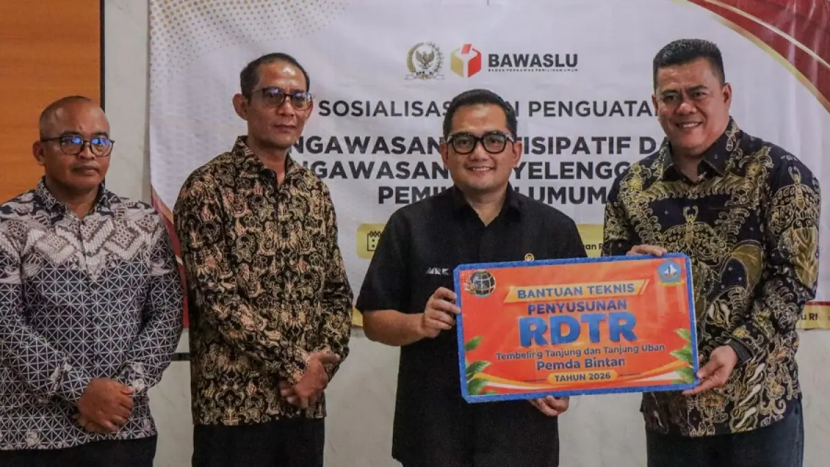 Sekda Bintan, Ronny Kartika menerima secara simbolis bantuan teknis RDTR Wilayah Tembeling dan Tanjung Uban di Gedung Graha Kepri, Batam pada Jumat (18/9/2026). F. Kiriman Zoko untuk Batam Pos