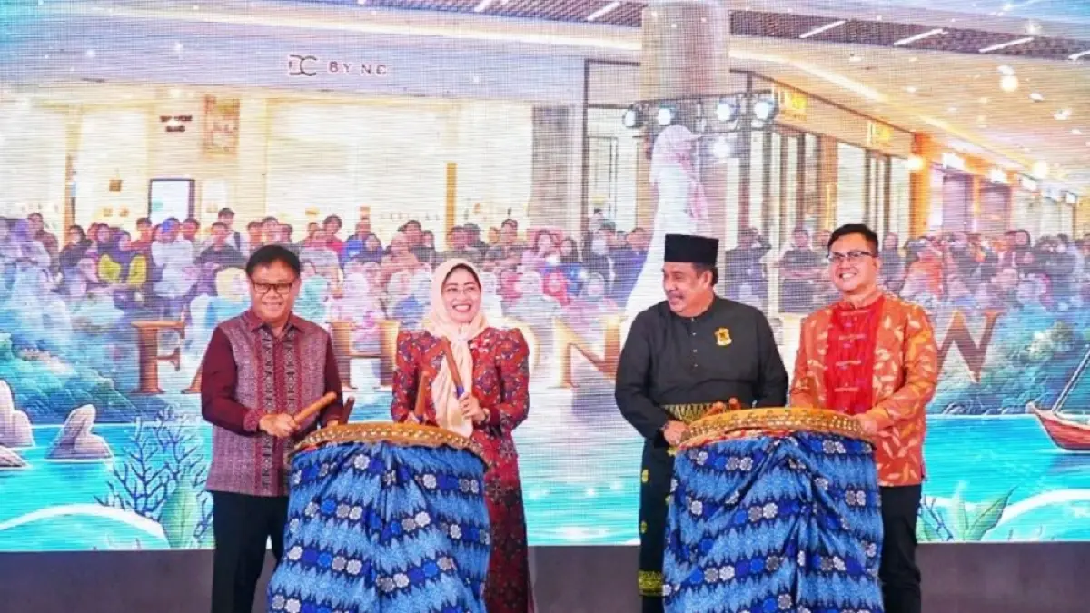 Sekdaprov Kepri Misni (dua dari kanan) menabuh gendang pada pembukaan penyelenggaraan Gebyar Melayu Pesisir 2026 digelar di K Square, Kota Batam, Kamis (17/9/2026). ANTARA/Diskominfo Kepri