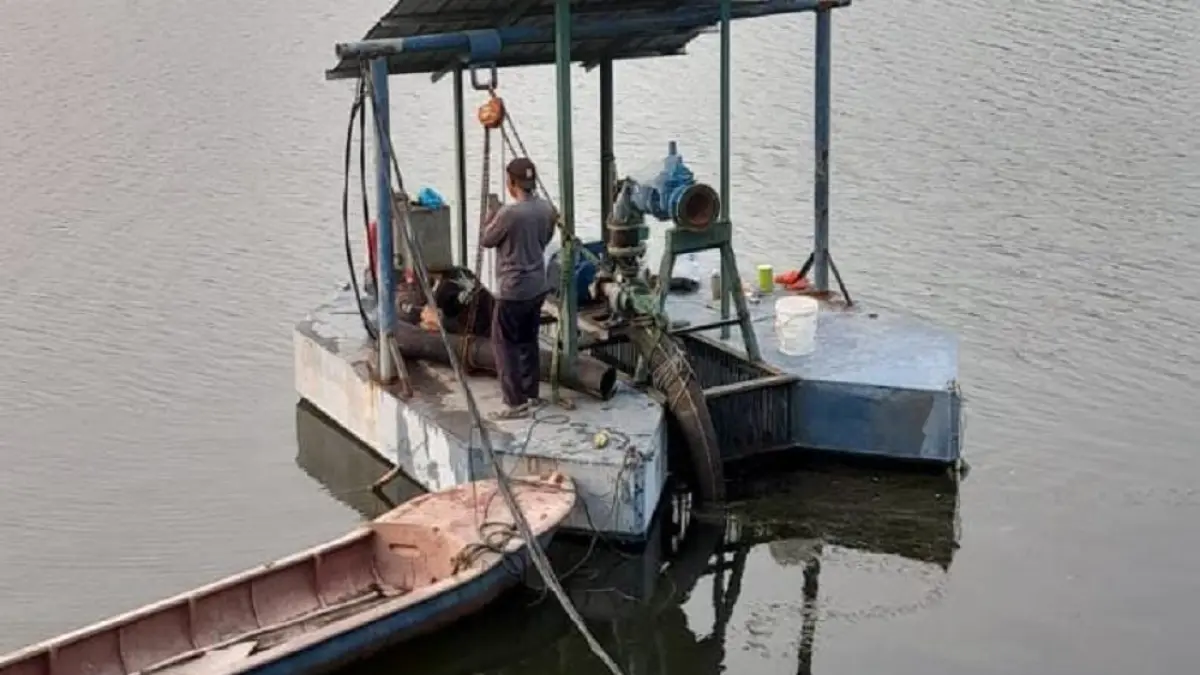 Tim teknis Perumda Tirta Mulia Karimun sedang memasang mesin pompa Intel di Waduk Sentani. Foto: Istimewa
