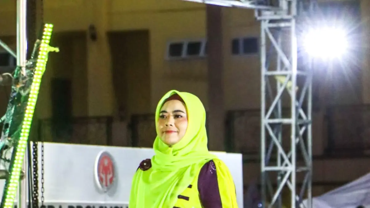 Wakil Ketua I Dekranasda Bintan, Elyza Riani tampil mengenakan batik motif otak-otak saat fashion show di ajang Dekrafest Kepri 2026 di halaman Gedung Dekranasda Kepri, Taman Gurindam 12, Tepi Laut, Tanjungpinang pada Minggu (20/9/2026) malam. F. Zoko untuk Batam Pos
