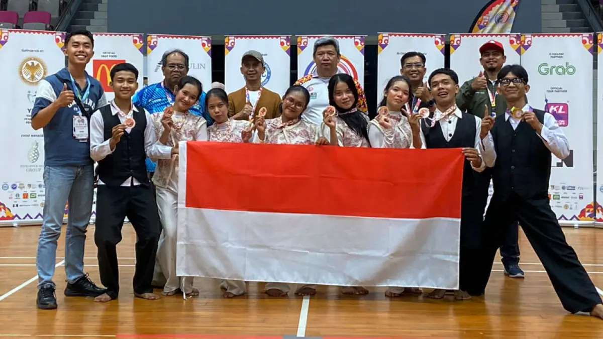 Pemain marching band SMKN 1 Batam berfoto bersama usai tampil pada Asian Music Games 2026 di Kuala Lumpur, Malaysia. Dengan personel terbatas, mereka sukses membawa pulang High Score Gold Medal, medali perak Battle, dan medali perunggu Ensemble. Foto: RENGGA YULIANDRA/BATAM POS