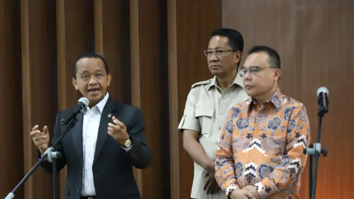 Wakil Ketua DPR RI Sufmi Dasco Ahmad (tengah), Menteri ESDM Bahlil Lahadalia (kiri), Menteri Hukum Supratman Andi Agtas (kedua kiri), Menteri Sekretaris Negara Prasetyo Hadi (kedua kanan), dan Chief Operating Officer (COO) Danantara sekaligus Kepala BP BUMN Dony Oskaria (kanan) saat konferensi pers usai rapat koordinasi terkait kebijakan baru tata kelola ekspor sumber daya alam (SDA) di Kompleks Parlemen, Senayan, Jakarta, Senin (8/6/2026). (JawaPos)