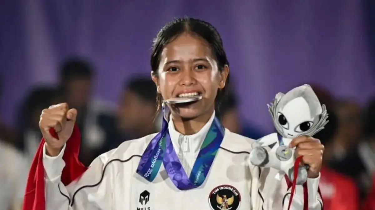 Atlet teqball Indonesia Sumaya dengan medali perak tunggal putri teqball Asian Games Aichi-Nagoya 2026. (Fauzan/Antara)