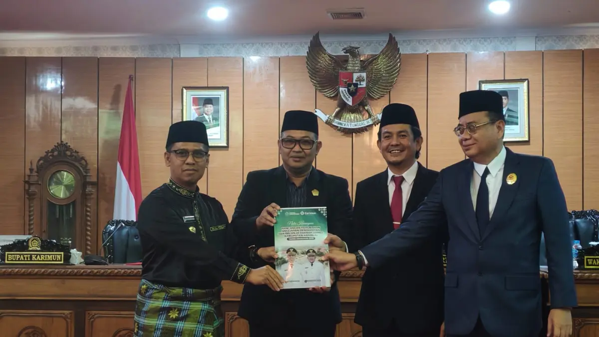 Bupati Karimun, Iskandarsyah menyerahkan nota keuangan perubahan APBD 2026 kepada Pimpinan DPRD Karimun.