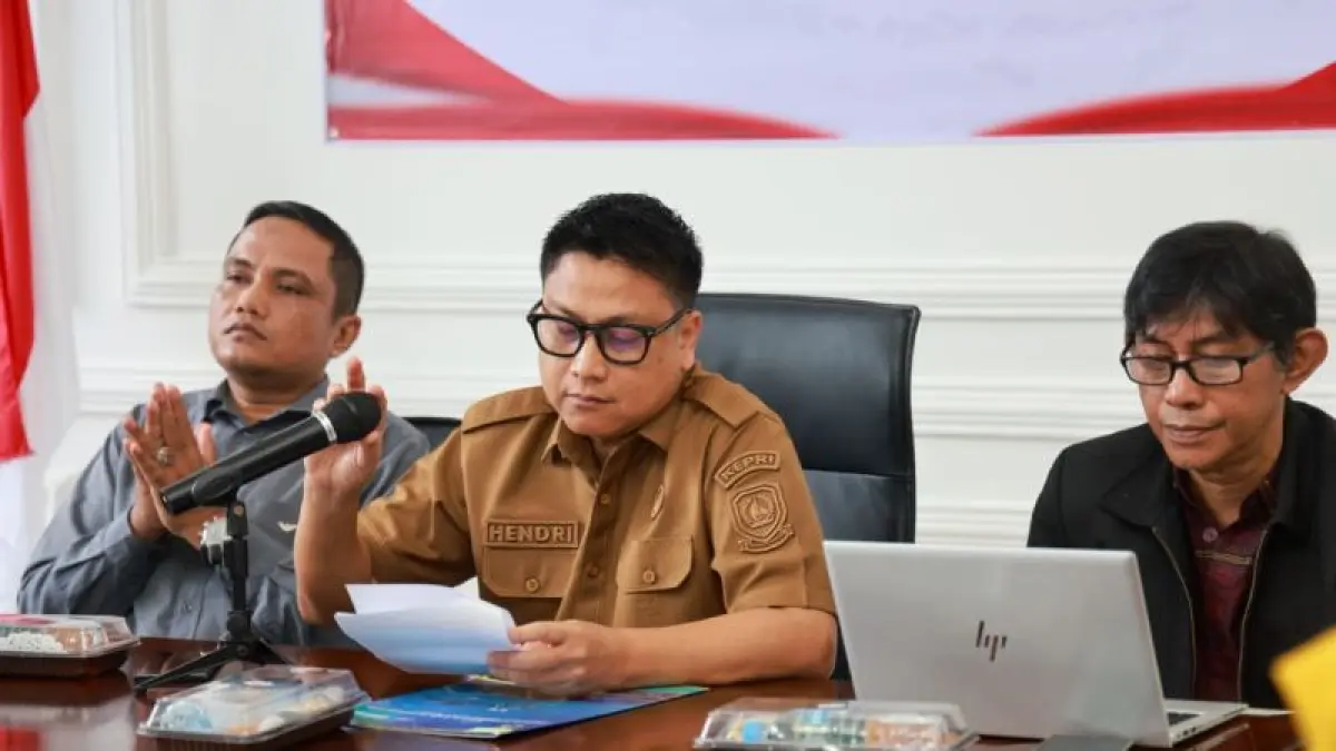 Kepala Dinas Komunikasi dan Informatika Provinsi Kepri Hendri Kurniadi (tengah) membuka bimtek SAQ Monev di Pulau Dompak, Tanjungpinang, Selasa (23/6/2026). ANTARA/Ogen