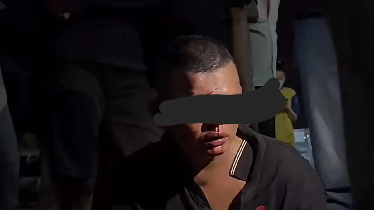 Pelaku curat diamankan oleh warga usai kepergok melakukan aksi pencurian di Rimba Jaya Tanjungpinang. F. warga untuk Batam Pos