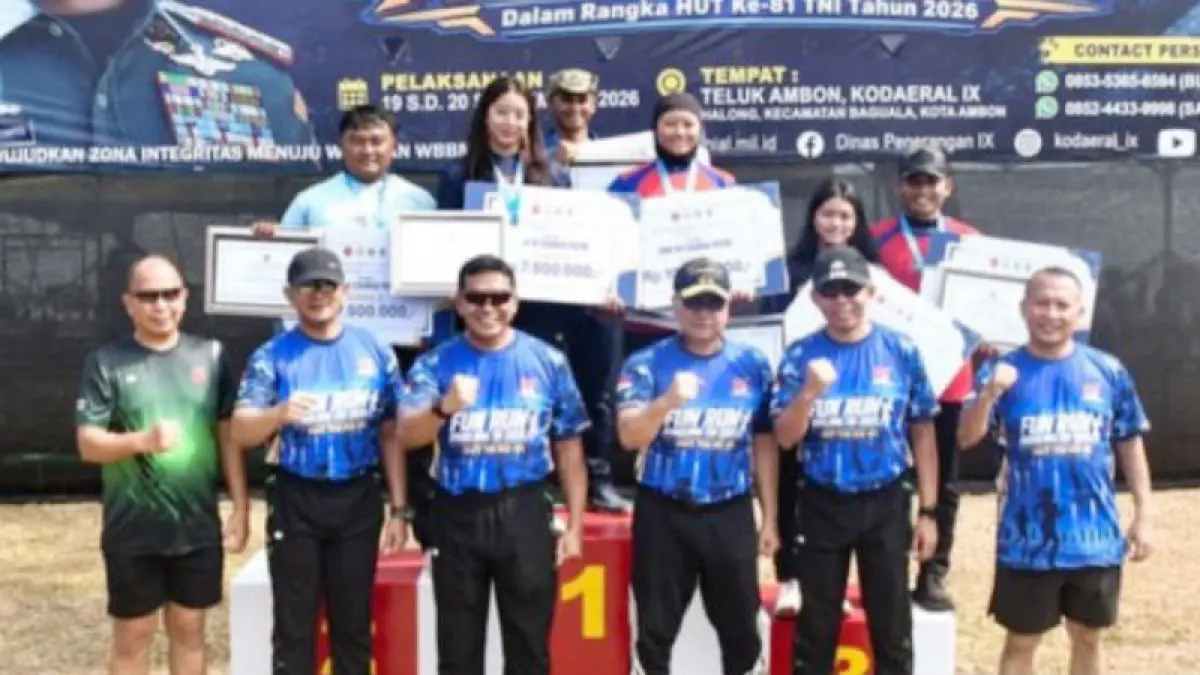 Pemberian piagam dan pengalungan medali pada juara Kejurnas selam di Ambon, Maluku, Minggu (20/9/2026) (ANTARA/Dedy Azis)