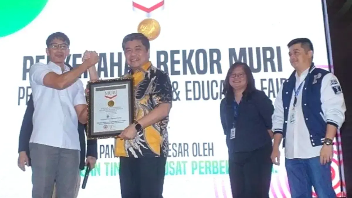 Rektor UK Petra, Prof. Rolly Intan (kedua kiri) menerima rekor MURI dalam penutupan Petranesian Business & Education Fair (PBEF) 2026 di Galaxy Mall, Surabaya, Minggu (20/9) malam. (JawaPos)