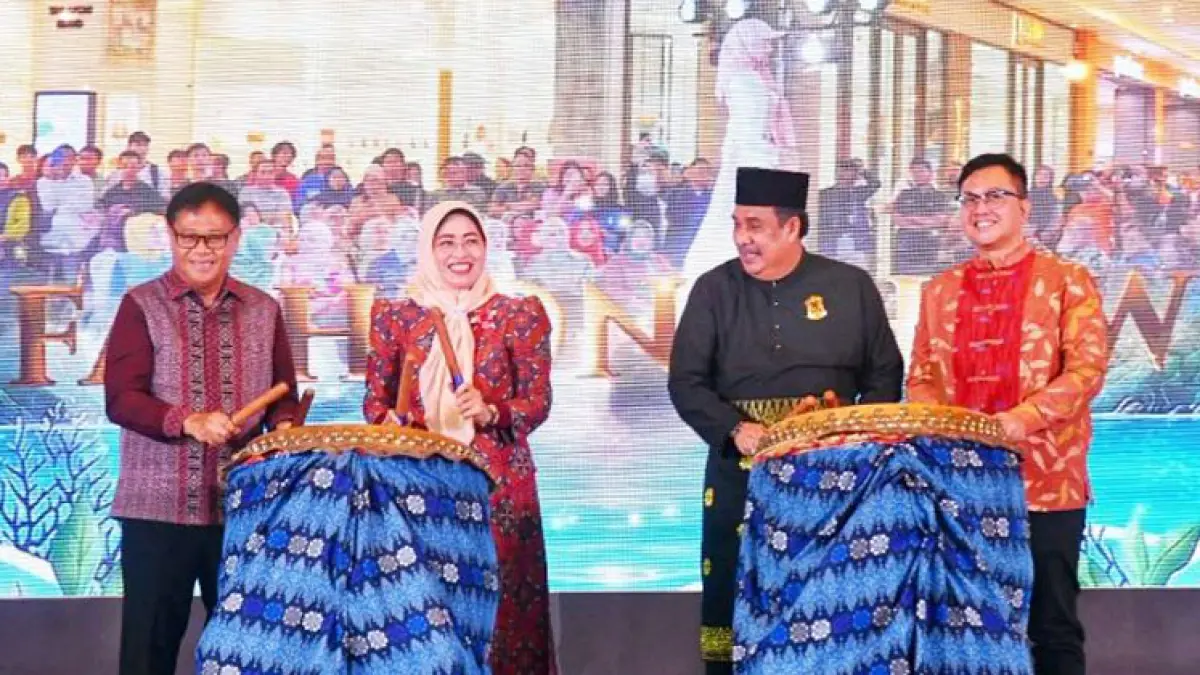 Sekdaprov Kepri Misni (dua dari kanan) menabuh gendang pada pembukaan penyelenggaraan Gebyar Melayu Pesisir 2026 digelar di K Square, Kota Batam, Kamis (17/9/2026). ANTARA/Diskominfo Kepri