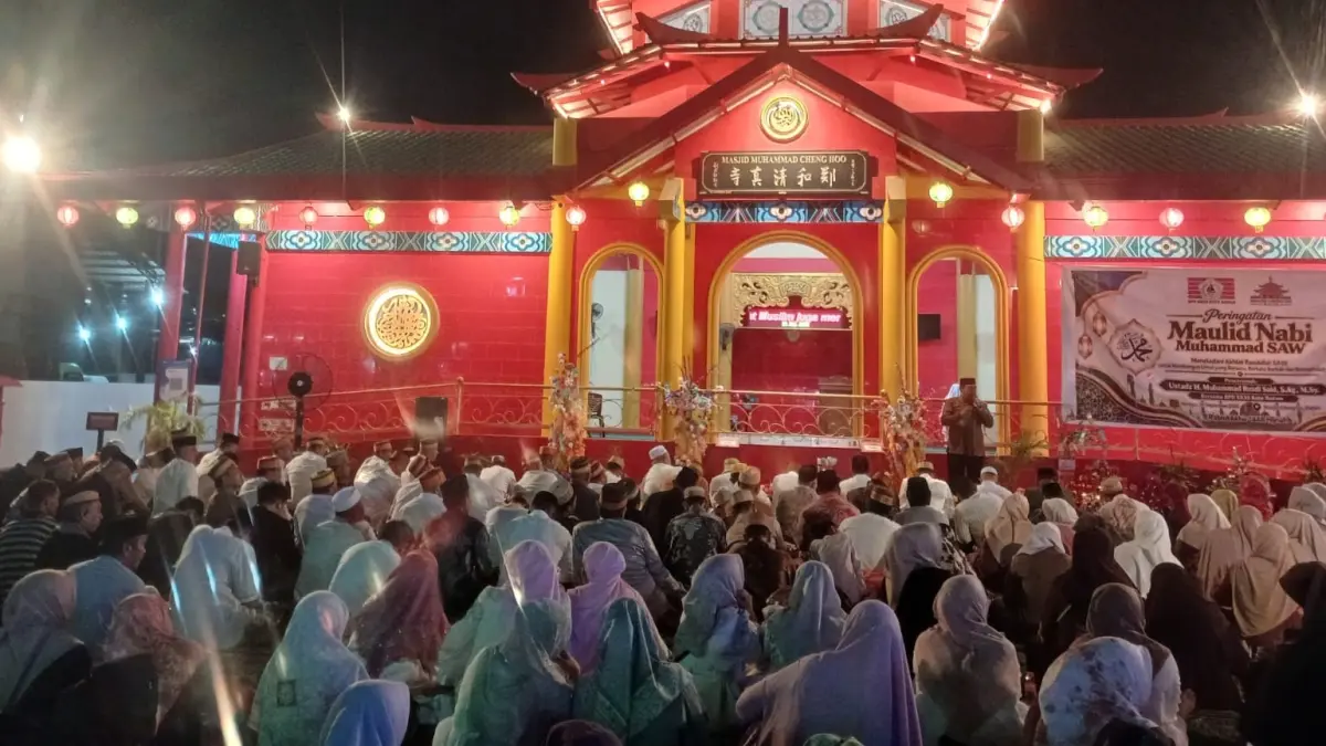 Suasana jamaah saat menghadiri Peringatan Maulid Nabi Muhammad SAW yang digelar BPD KKSS Kota Batam di Masjid Muhammad Cheng Hoo Batam, Minggu (20/9) malam. F. Jamil/Batam Pos