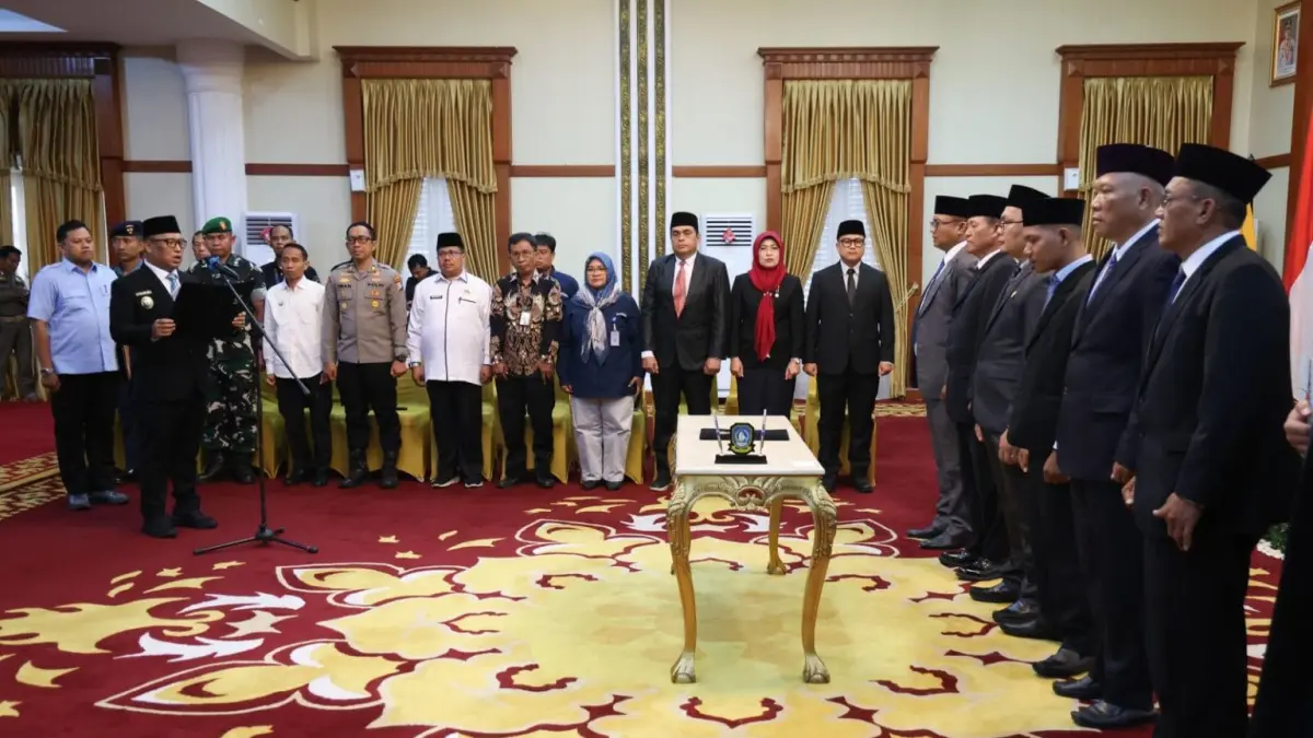 Wakil Gubernur Kepri, Nyanyang Haris Pratamura melantik sekaligus mengambil sumpah jabatan Komisioner KPID Kepri periode 2025-2028 di Gedung Daerah, Tanjungpinang, Selasa (21/10/2025). (Enji/DISKOMINFO)