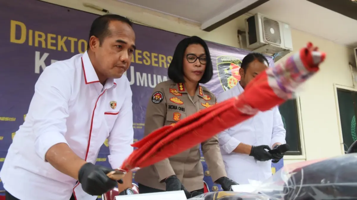 Direktur Reserse Kriminal Umum Polda Kepri Kombes Pol Ronni Bonic, didampingi Kabid Humas Polda Kepri Kombes Nona Procilia Ohei dan Kasubdit 3 memberikan keterangan terkait konflik dua kelompok di setokok saat rilis di Mapolda Kepri, Senin (21/9). F Cecep Mulyana/Batam Pos