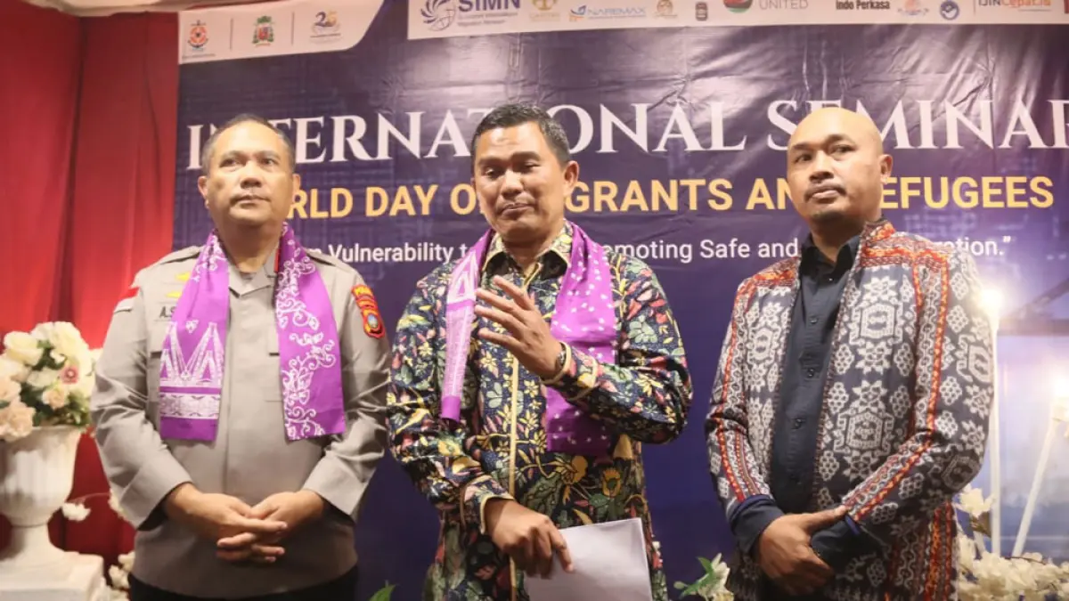 Direktur Jenderal Pelindungan Kementerian Pelindungan Pekerja Migran Indonesia (KP2MI) Rinardi bersama Kapolda Kepri, Irjen Asep Safrudin, Direktur Stella Maris Batam, RP Ansensius Guntur memberikan keterangan pada Seminar Internasional Minggu Migran dan Pengungsi Sedunia 2026 di Hotel Pacific Palace, Minggu (20/9). Foto: Cecep Mulyana/Batam Pos