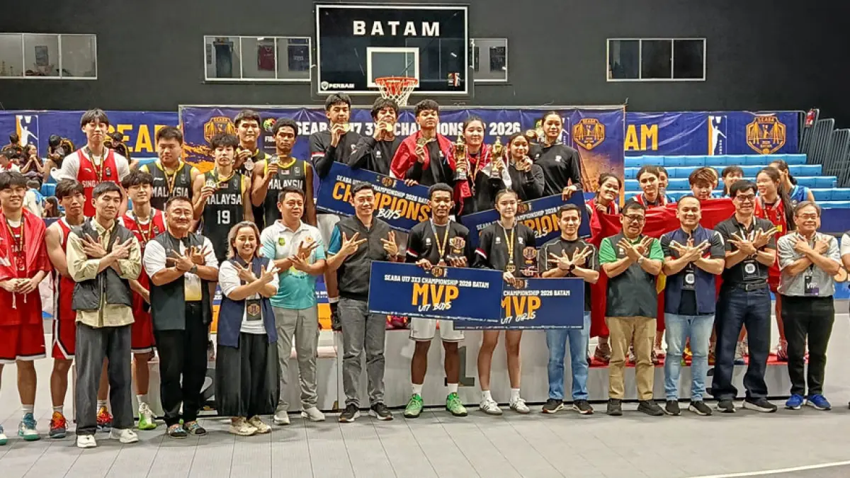 TIM putra dan putri Indonesia berfoto bersama perwakilan dari Malaysia, Singapura, dan Thailand usai menuntaskan babak final SEABA U17 3×3 Championship 2026 di HI-Test Arena, Batam, Minggu (20/9). Tim putra dan putri Indonesia menyabet medali emas usai menundukkan tim dari Malaysia dan Thailand. Foto: AZIS MAULANA/BATAM POS