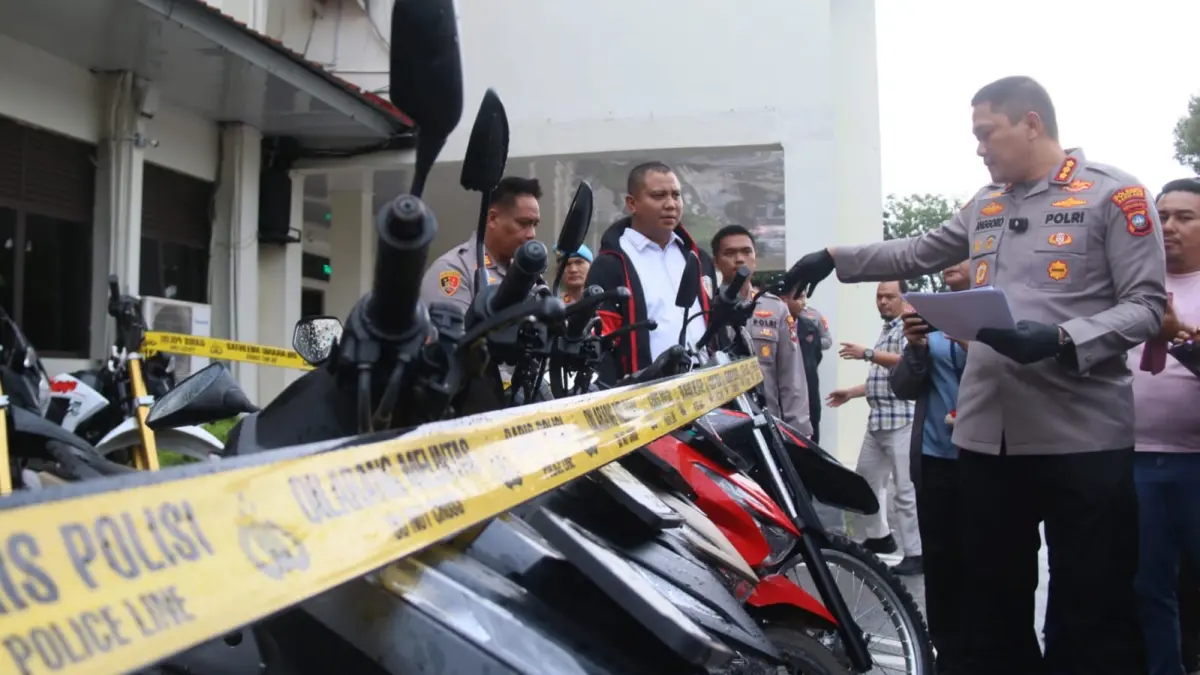 Kapolresta Barelang Kombes Pol Anggoro Wicaksono didampingi Kasat Reskrim Polresta Barelang Kompol Agung Tri Poerbowo, kapolsek Nongsa, dan Kapolsek Sei Beduk menunjukan barang bukti sepeda motor kasus pecurian kendaraan bermotor saat ekspos di Mapolresta Barelang, Selasa (22/9). F Cecep Mulyana/Batam Pos