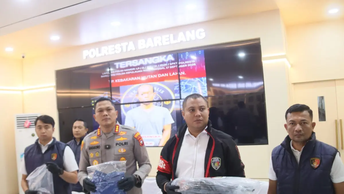 Kapolresta Barelang Kombes Pol Anggoro Wicaksono didampingi Kasat Reskrim Polresta Barelang Kompol Agung Tri Poerbowo, dan jajaran memberikan keterangan pengungkapan terkait kasus kebakaran hutan saat rilis di Mapolresta Barelang, Selasa (22/9). F Cecep Mulyana/Batam Pos