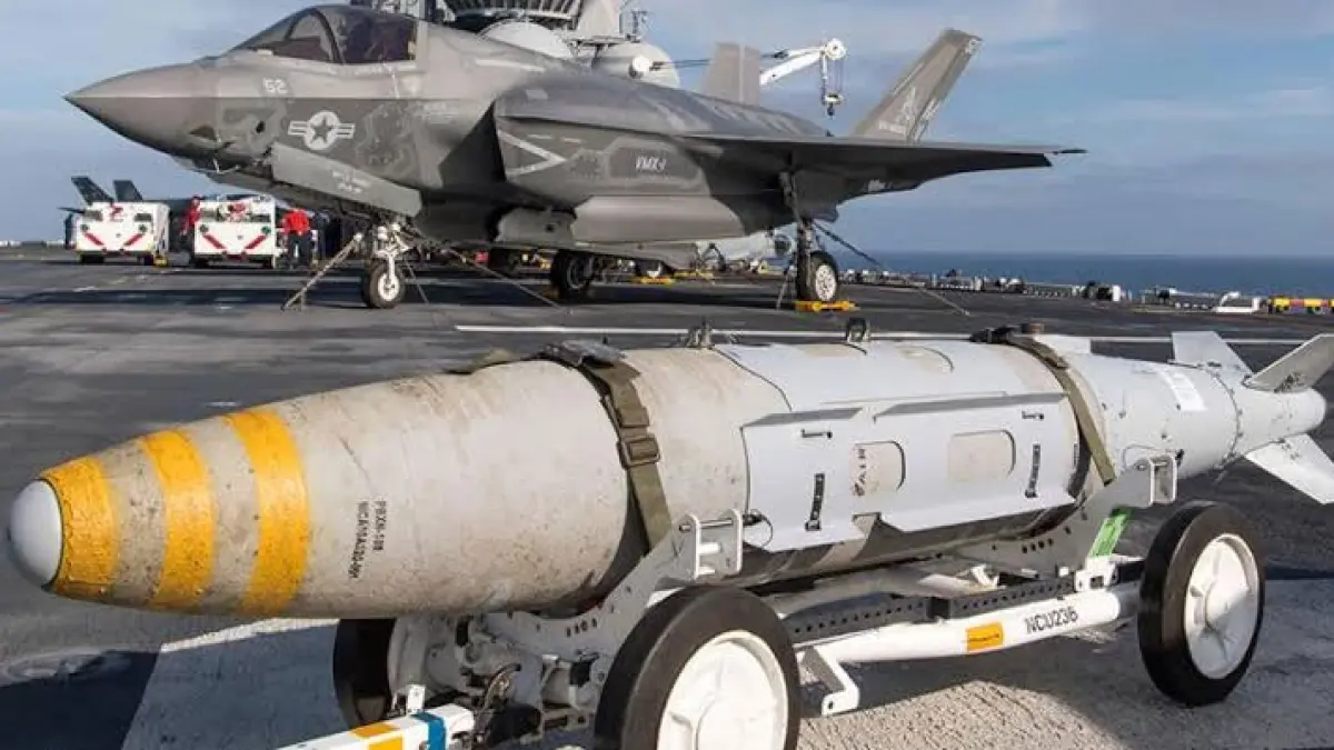 Ilustrasi. Perangkat tempur milik AS. Jet tempur Lockheed Martin F-35 Lightning II, dan bom seri MK-80 General Purpose Bomb yang telah dimodifikasi menjadi GBU-31 JDAM (Joint Direct Attack Munition)