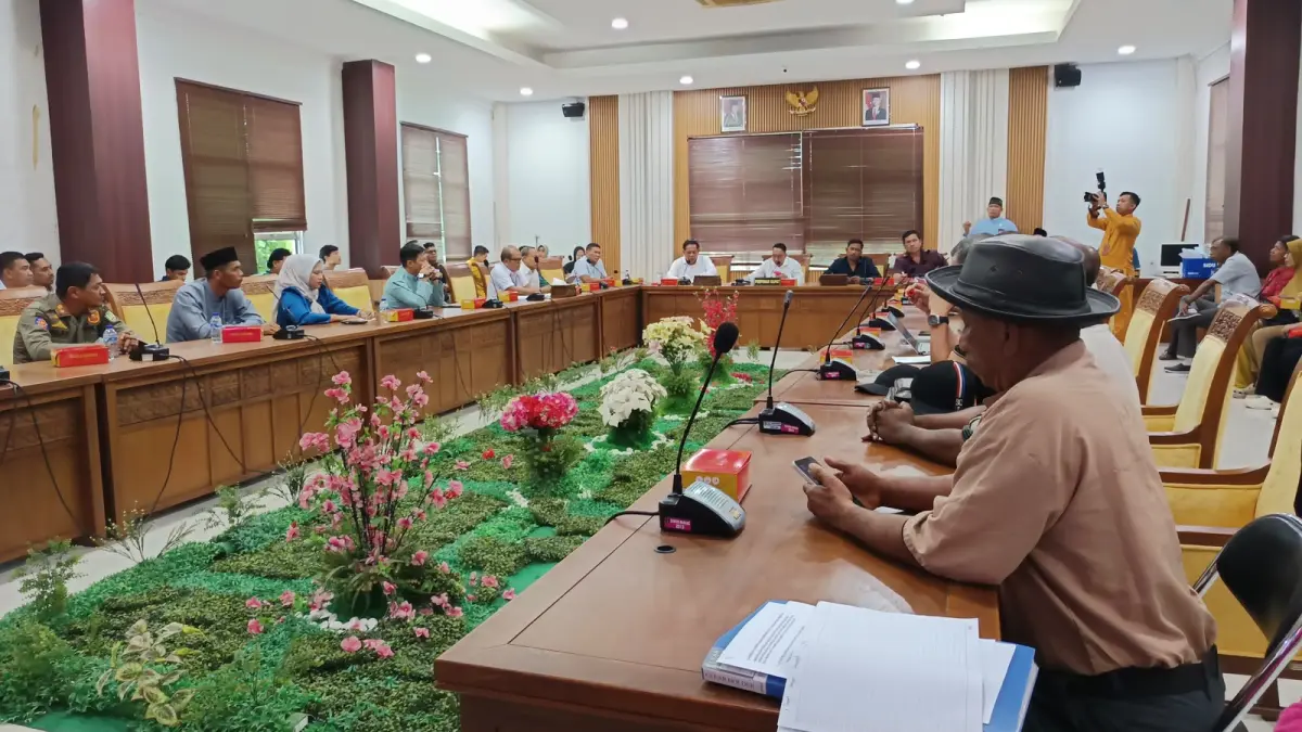 Puluhan warga saat RDP dengan Komisi I DPRD Kota Batam, Selasa (22/9) F. Jamaluddin/Batam Pos
