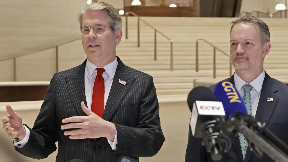 Menteri Keuangan Amerika Serikat Scott Bessent (kiri) dan Perwakilan Dagang Amerika Serikat Jamieson Greer berbicara kepada wartawan setelah bertemu dengan delegasi Tiongkok yang dipimpin Wakil Perdana Menteri He Lifeng di New York pada 20 September 2026. (Kyodo)