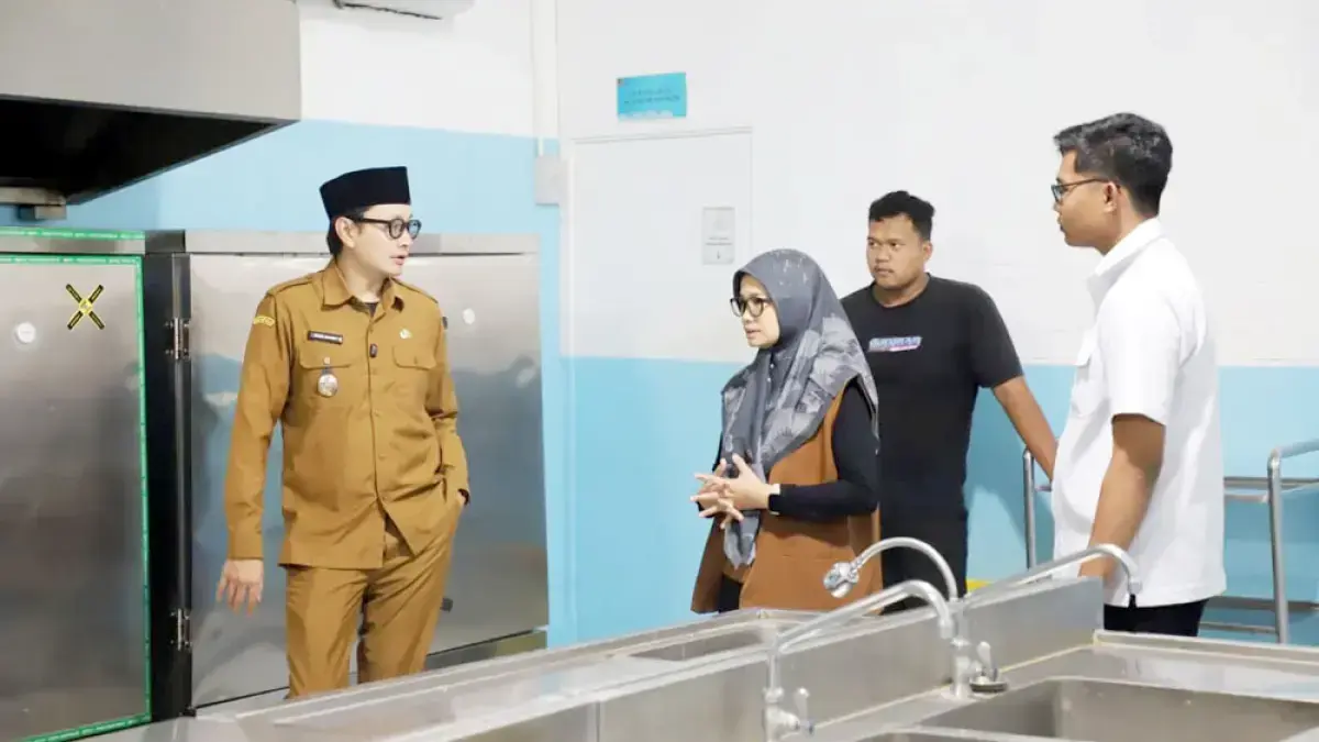 Wakil Bupati Purworejo Dion Agasi Setiabudi menjenguk langsung korban dugaan kasus keracunan. (Radar Jogja)