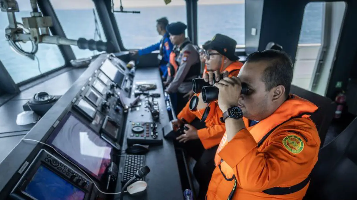 Tim SAR gabungan melakukan pengamatan saat operasi SAR korban Kapal Motor (KM) Virgo Transport 8 menggunakan KN SAR Laksmana 241 di perairan Laut Jawa, Kalimantan Selatan, Kamis (17/9/2026). Pada hari kelima operasi SAR, Basarnas memperluas area pencarian korban kecelakaan KM Virgo Transport 8 hingga 6.120 mil laut persegi dengan mengerahkan 1.097 personel serta kekuatan udara dan laut di enam sektor pencarian. ANTARA FOTO/Bayu Pratama S/kye