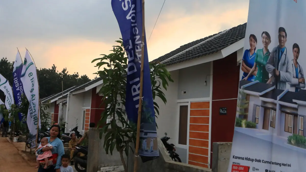 Calon pembeli berjalan di dekat rumah subsidi untuk program rumah bagi tenaga kesehatan Indonesia. (ist)