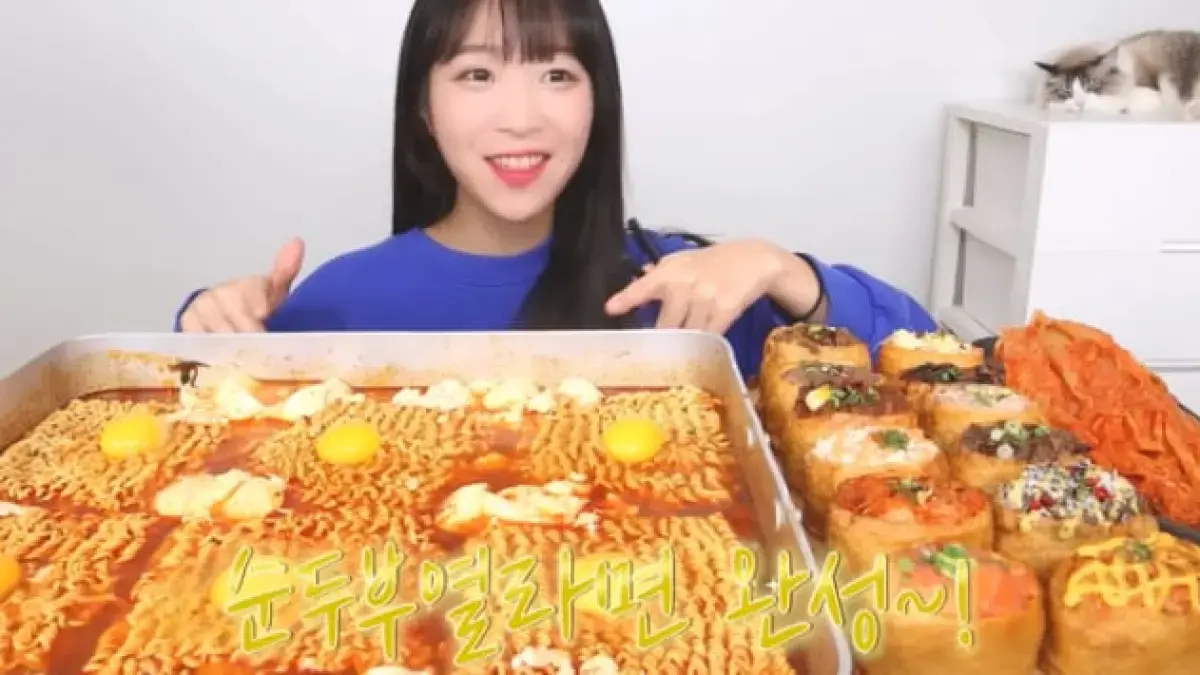 ilustrasi konten mukbang (x @tang_kira)