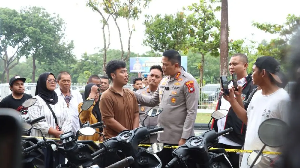 Kapolresta Barelang Kapolresta Barelang Kombes Pol Anggoro Wicaksono bersama perwakilan korban dari aksi curanmor di Batam, Kepri, Selasa (22/9/2026). (ANTARA/HO-Polresta Barelang)