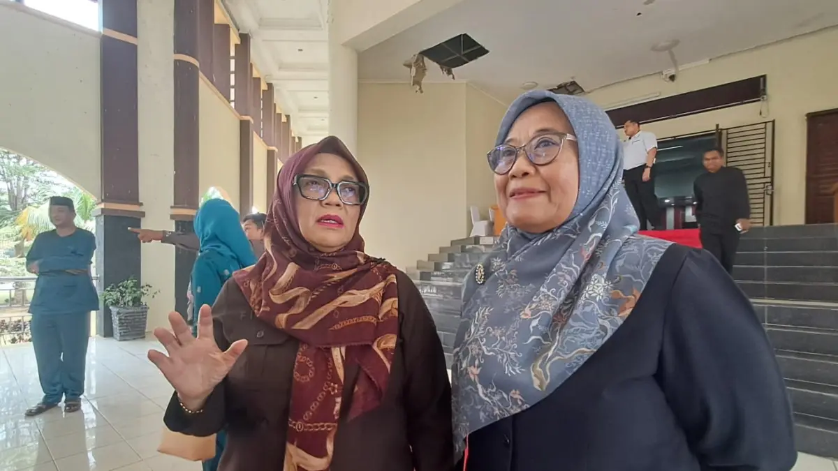 Ketua DPRD Kabupaten Bintan, Fiven Sumanti (kiri) bersama Wakil Ketua I DPRD Bintan, Eriyati. F.Slamet Nofasusanto/Batam Pos.