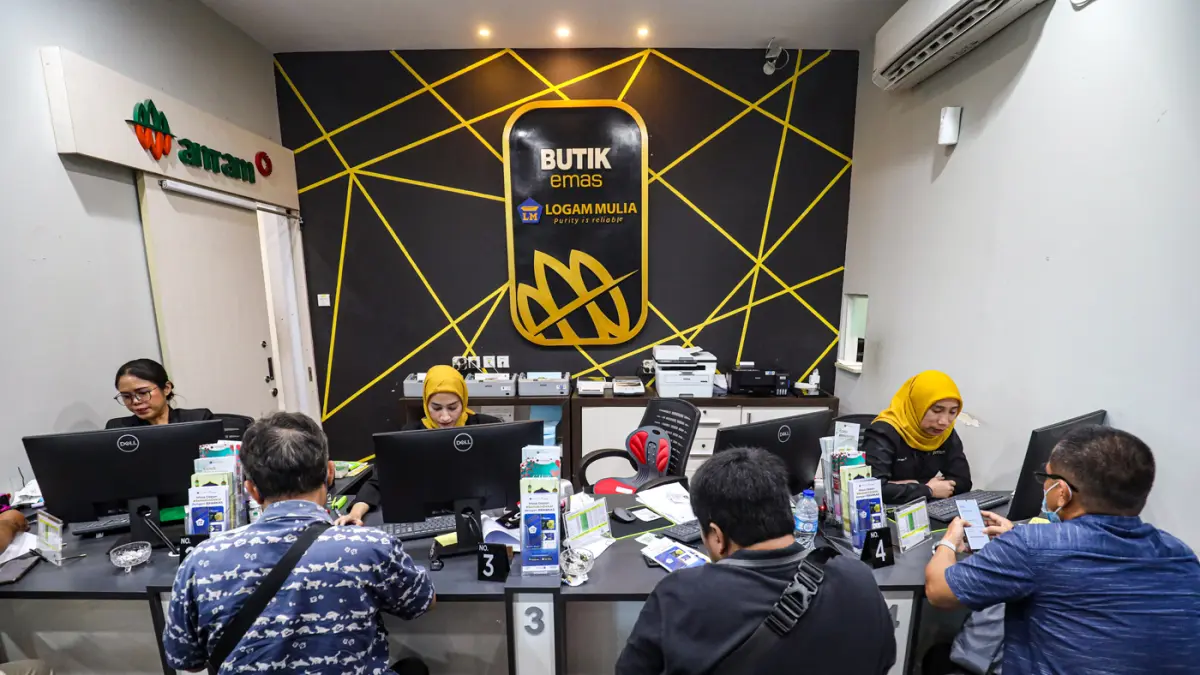 Konsumen menunggu antrian pembelian emas Antam di Butik Emas Logam Mulia PT. Aneka Tambang (Antam) di kantor pusat Jalan TB. Simatupang, Jakarta. (Jawa Pos)