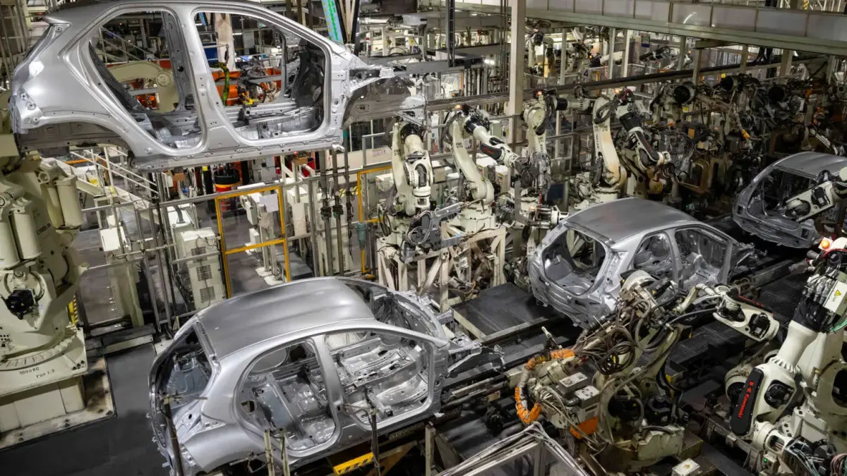 Lengan robot bekerja di lini perakitan kendaraan Toyota Motor Manufacturing Czech Republic di Kolin, Republik Ceko / Foto: (Ars Technica)