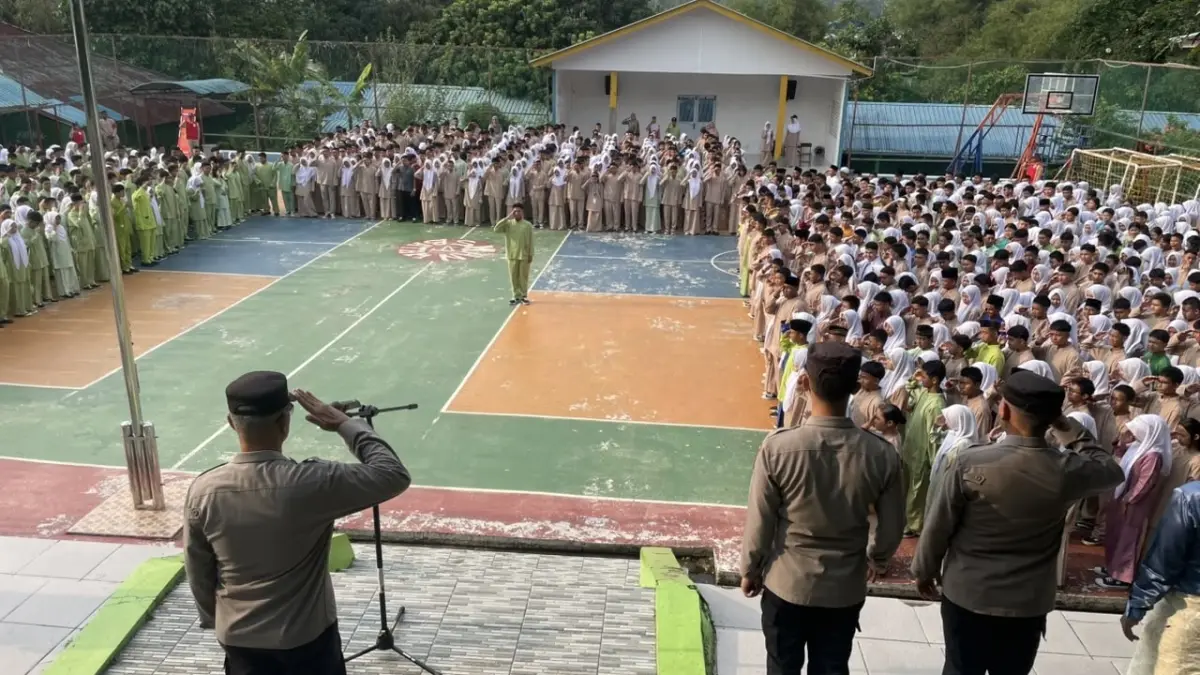 Personel Satbinmas Polresta Barelang saat berada di SMA Negeri 4 Batam. F.Istimewa