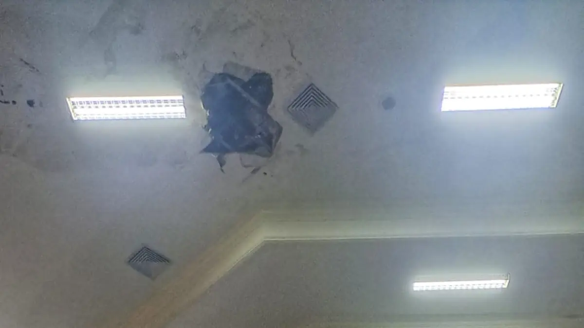 Plafon Ruang Sidang Paripurna DPRD terlihat bolong, Rabu (23/9/2026). F.Slamet Nofasusanto/Batam Pos.