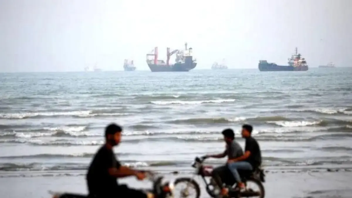 Sejumlah kapal niaga milik Iran dan negara lain masih berlabuh di Selat Hormuz, Bandar Abbas, Iran, pada 10 September 2026. (ANTARA/Fatemeh Bahrami via Anadolu Agency)