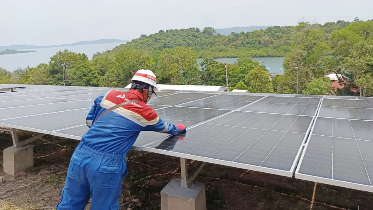 Teknisi saat melakukan monitoring dan pengecekan di PLTS Pulau Sembur, Galang, Senin (21/9). Foto: Jamaluddin/Batam Pos