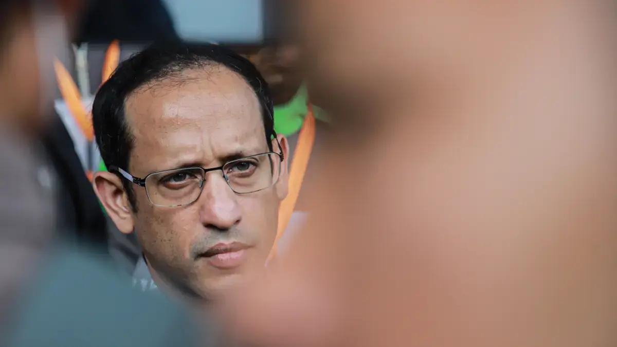 Terpidana kasus korupsi pengadaan laptop berbasis Chromebook Nadiem Makarim didampingi kuasa hukumnya keluar usai menjalani sidang banding di Pengadilan Tinggi Jakarta, Rabu (05/08/2026). (Jawa Pos)