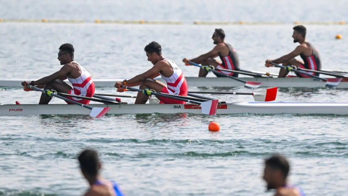 Atlet dayung putra Indonesia Febrian (kedua kiri) dan La Memo (kiri) memacu kecepatannya pada final dayung double scull putra Asian Games 2026 di Nagaragawa International Regatta Course, Kaizu, Gifu, Jepang, Kamis (24/9/2026). Febrian dan La Memo gagal meraih medali usai finis di posisi keempat dengan catatan waktu 6 menit 14,42 detik. ANTARA FOTO/Fauzan/nz